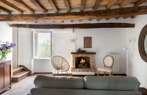 Montalcino Apartment | Discover Il Borghetto: Scenic Views in Val d'Orcia