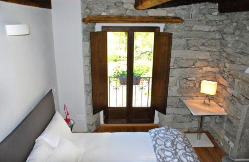 Premia Apartment | Discover Il Borgo Antico: Family-Friendly Hotel with Breakfast