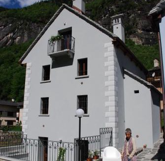 Premia Apartment | Discover Il Borgo Antico: Family-Friendly Hotel with Breakfast