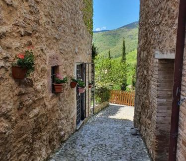 Vallo di Nera House | Discover Il Borgo di Cornillo: Pet-Friendly Retreat
