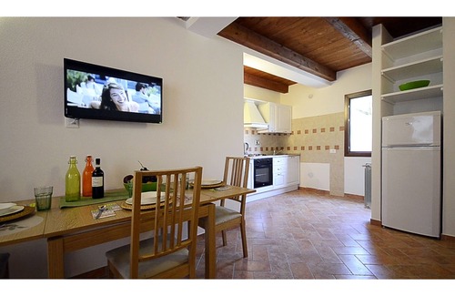 Tresana Apartment | Il Borgo di Tresana Alessandro: Poolside Paradise Awaits