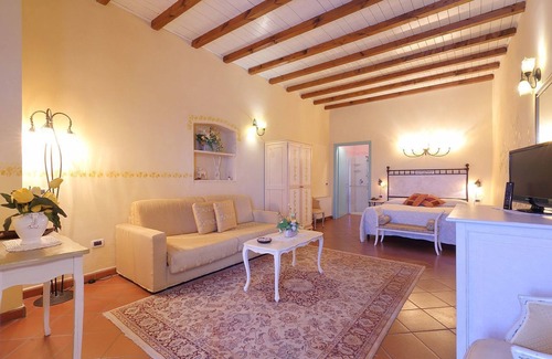 Signa Hotel | Discover Il Borgo Di Villa Castelletti: Pool & Spa Retreat