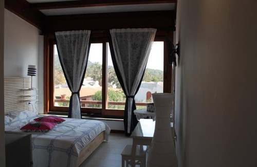 Vulcano Porto Bed & Breakfast | Inviting Il Caimano B&B with Oceanfront Pool & Spa
