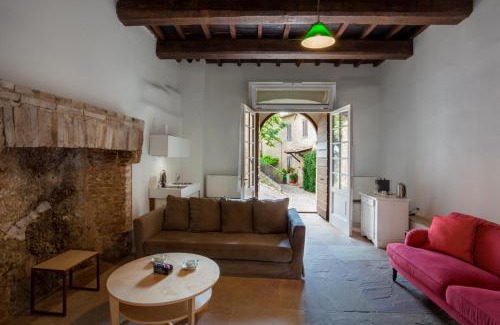 Campello sul Clitunno Apartment | Welcoming Il Castello di Campello - 4-Star Stay with Pets