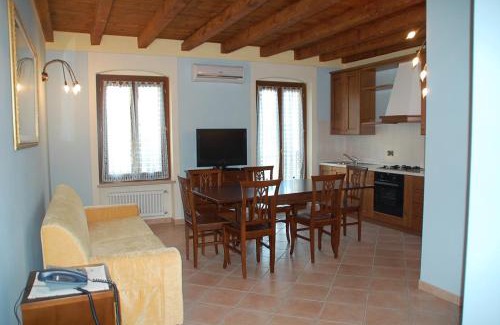 Valeggio sul Mincio House | Discover Il Cigno: Family-Friendly Hotel with Pool & Hot Tub