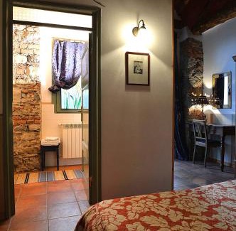 Casalzuigno Bed & Breakfast | Discover Il Cortile - Casa d'Artista: Guest Rated 9.5
