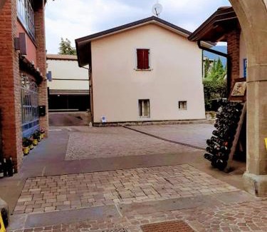 Clusane Apartment | Discover Il Cortile: Pet-Friendly Stay with Top Amenities