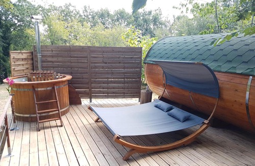 Monclar-de-Quercy Other | Elegant Stay at il Fût une Nuit with Hot Tub & Breakfast