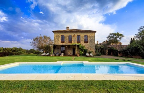 Buonconvento Villa | Discover Il Fienile di Montesoli: Pet-Friendly Retreat