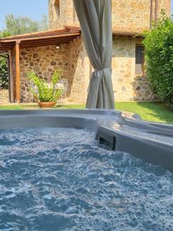 Tigliano House | Discover Il Fienile di Tigliano: 4-Star Getaway with Hot Tub
