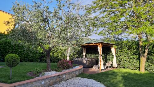 Tigliano House | Discover Il Fienile di Tigliano: 4-Star Getaway with Hot Tub