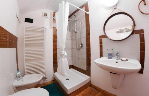 Mollia Apartment | Discover il fiume di fianco: Family & Pet-Friendly Stay