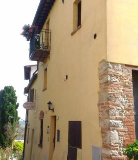 Collevalenza Apartment | Discover Il Focolare: Eco-Friendly Stay with Hot Tub