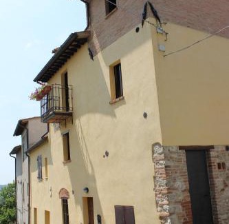 Collevalenza Apartment | Discover Il Focolare: Eco-Friendly Stay with Hot Tub