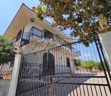 Salina Villa | IL GEKO tra Palermo e Cefalu' nel mare di Sicilia