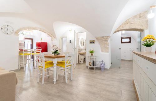 Old Town Cisternino Apartment | Family-Friendly Retreat at Il Giardino - Cisternino