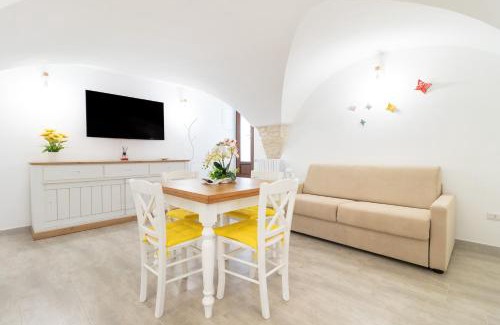 Old Town Cisternino Apartment | Family-Friendly Retreat at Il Giardino - Cisternino