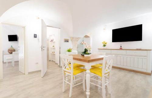 Old Town Cisternino Apartment | Family-Friendly Retreat at Il Giardino - Cisternino