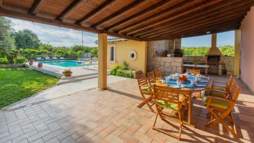 Ispica Villa | Discover Il Giardino Dei Limoni: Oceanfront Bliss Awaits
