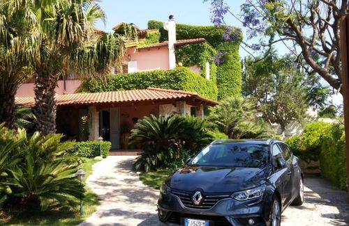 Taranto Bed & Breakfast | Inviting Il Giardino delle Jacaranda: Pool & Ocean Views