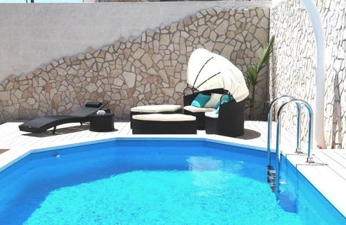 Taranto Bed & Breakfast | Inviting Il Giardino delle Jacaranda: Pool & Ocean Views