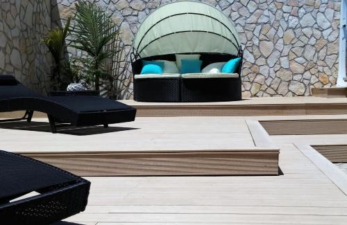 Taranto Bed & Breakfast | Inviting Il Giardino delle Jacaranda: Pool & Ocean Views