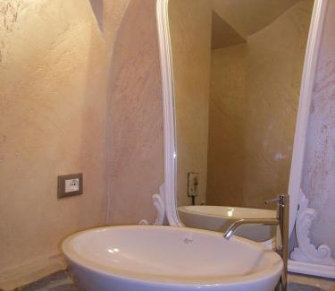 Artallo House | Cozy Il Giardino di Gio' with Oceanfront Spa & Hot Tub