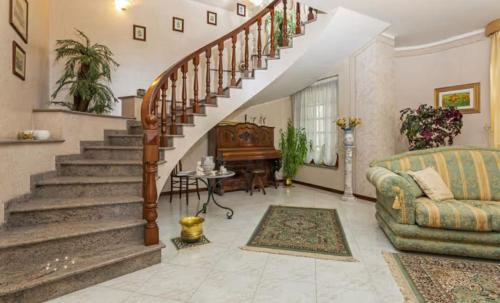 Aci Sant'Antonio Apartment | Delightful Il Giardino di Pietra: Family-Friendly Retreat