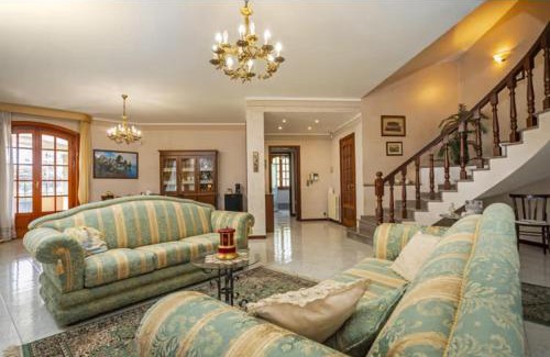 Aci Sant'Antonio Apartment | Delightful Il Giardino di Pietra: Family-Friendly Retreat