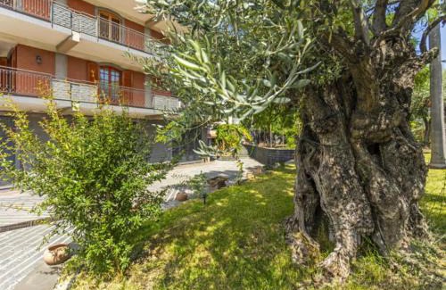 Aci Sant'Antonio Apartment | Delightful Il Giardino di Pietra: Family-Friendly Retreat