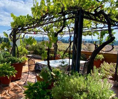 Careggi Rifredi Apartment | Discover Il Giardino Sospeso di Anna: Rated 9.8/10