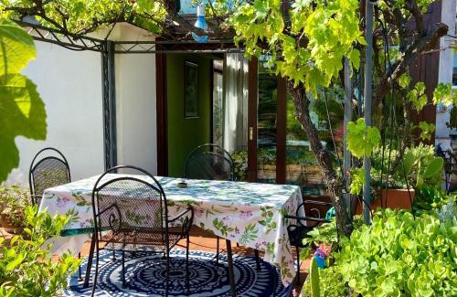 Careggi Rifredi Apartment | Discover Il Giardino Sospeso di Anna: Rated 9.8/10