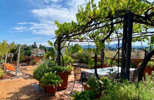 Careggi Rifredi Apartment | Discover Il Giardino Sospeso di Anna: Rated 9.8/10