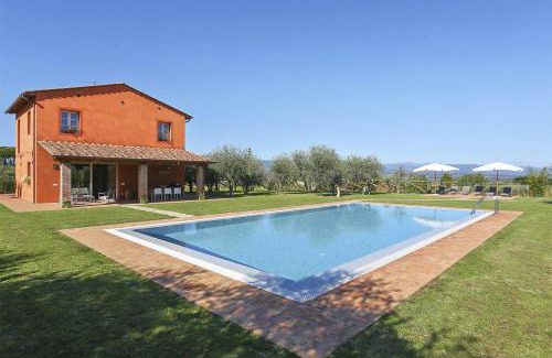 Cascine-La Croce Villa | Discover Il Grappolo: Family-Friendly 4-Star Retreat