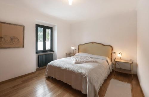 Civenna Ski Chalet | Pet-Friendly Il Larice - Agriturismo Alpe del Ville Retreat