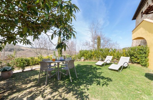 San Pietro in Bossolo Cottage | Cozy Chianti Farmhouse Apartment with Garden for 4