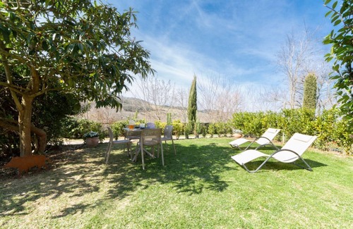 San Pietro in Bossolo Cottage | Cozy Chianti Farmhouse Apartment with Garden for 4