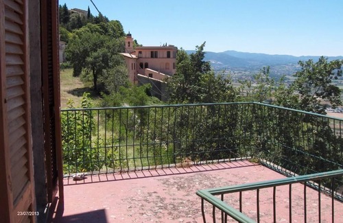 Campello sul Clitunno House | Cozy Il Palazzetto Holiday House with Kitchen Amenities