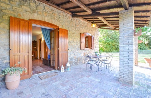 Acquapendente House | Experience Il Palluccaro: Pet-Friendly Haven with Pool