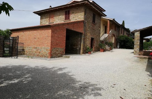 Lucignano House | Discover Il Papavero Verde: Family-Friendly Comfort Awaits