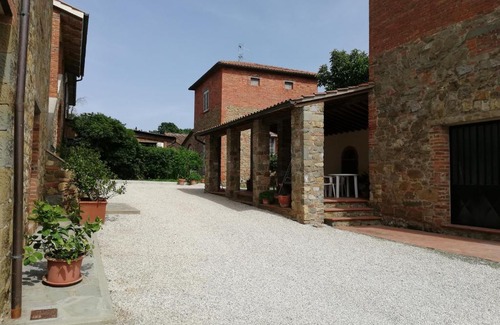 Lucignano House | Discover Il Papavero Verde: Family-Friendly Comfort Awaits
