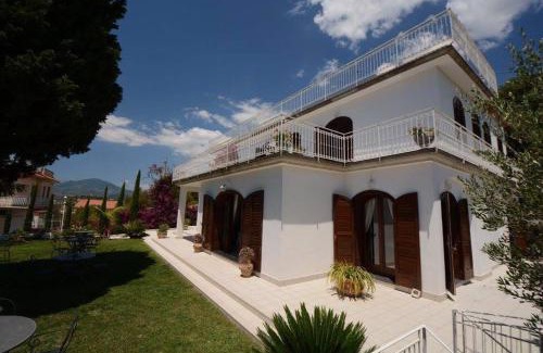 Marina di Ascea House | Pet-Friendly Retreat at Il Paradiso Di Hyele with Breakfast