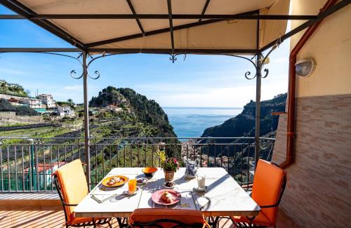 Pontone House | Serene Il Paradiso sul Mare Apartment with Oceanfront Pool