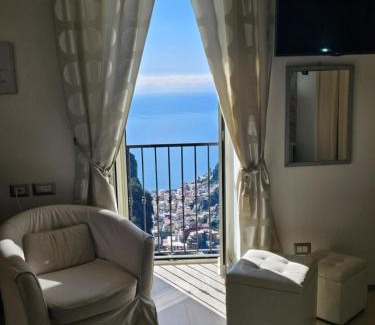 Pontone House | Serene Il Paradiso sul Mare Apartment with Oceanfront Pool