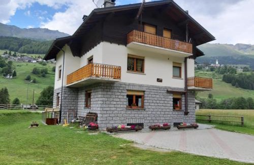 Antagnod Apartment | Il Pettirosso - Family-Friendly Panoramic Apartment Retreat