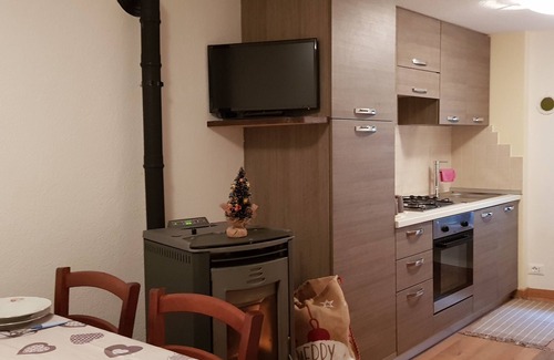 La Salle Apartment | Comfortable Il Piccolo Arco Apartment with Spa and Breakfast