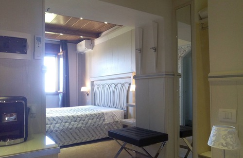 Tavoleto Bed & Breakfast | Discover Il Poggetto di Merli: 9.8 Rated with Spa & Pool