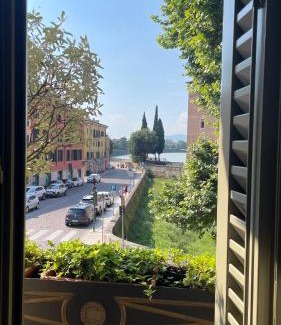 Verona City Centre House | Experience Comfort at Il Relais: 4-Star with Family-Friendly Amenities