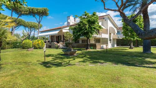 Cinquale Villa | Pet-Friendly Il Renzito 8: Oceanfront Bliss & Perfect Score