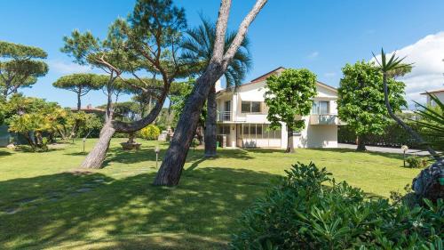Cinquale Villa | Pet-Friendly Il Renzito 8: Oceanfront Bliss & Perfect Score